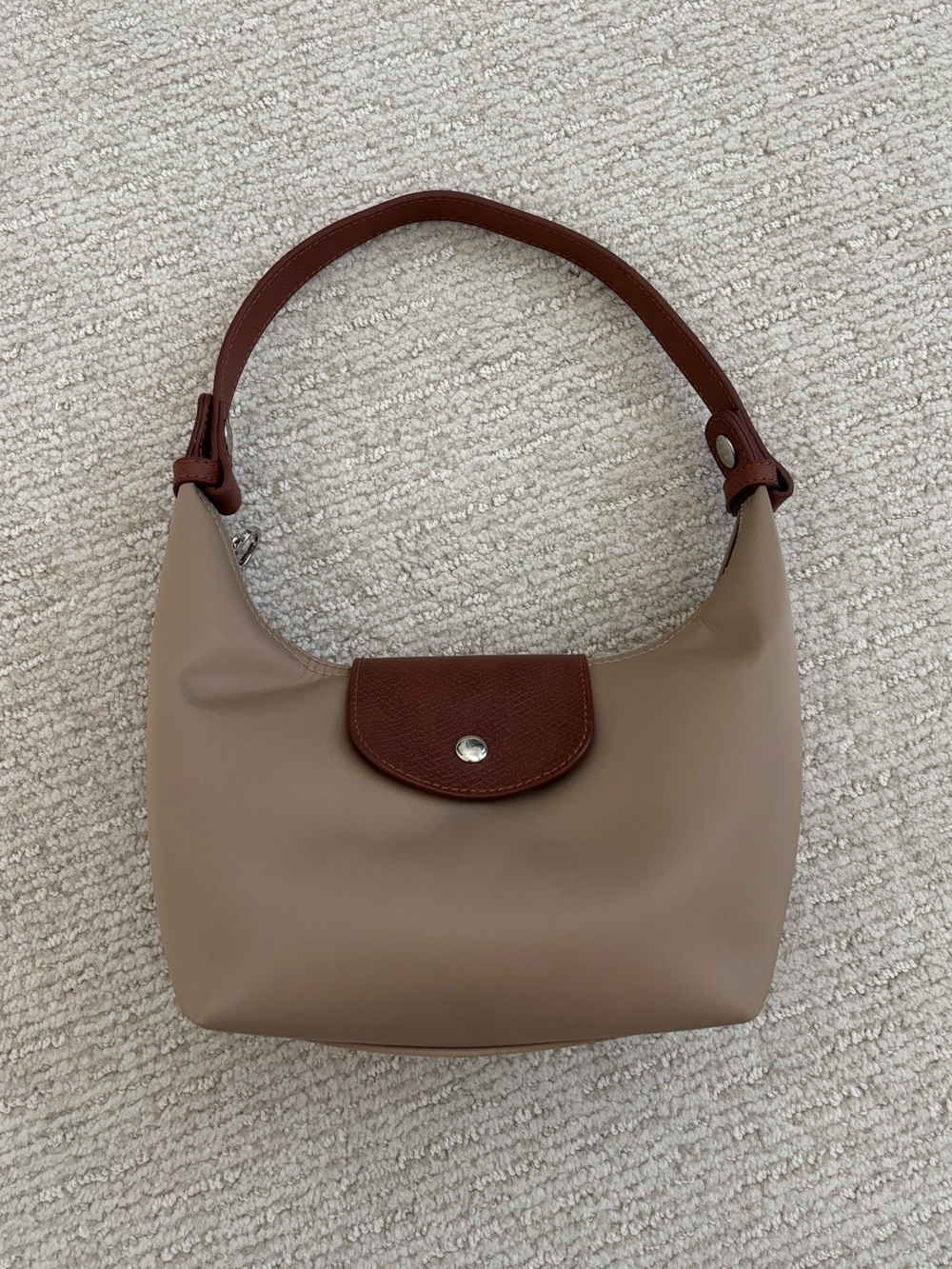 Crescent bag with adjustable shoulder straps